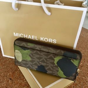 Brand New Michael Kors Men’s Zip Up Wallet